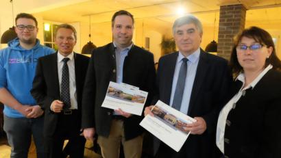 Bild: ohr
CSU-Ortsvorsitzender Tobias Knechtel (Mitte), die Kreisvorsitzende der Frauen-Union, Marianne Forster (rechts), JU-Vorsitzender Kilian Gradl (links) und Fraktionsvorsitzender Hans-Georg Dobler (Zweiter von links) geben Abgeordnetem Karl Holmeier (Zweiter von rechts) eine Hausaufgabe mit nach Berlin. Er soll prüfen lassen, welche Alternativen es zur Bahnstreckenführung für Nabburg gibt.