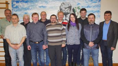Bild: mmj
Die neue Vorstandschaft der Jagdgenossenschaft mit Vorsitzenden Hans Wild (Vierter von links) und seinem Stellvertreter Hans Paa (Zweiter von links). Bürgermeister Gerald Reiter (rechts) dankte den Mitglieder der Führungsriege für die Übernahme von Verantwortung. Mit im Bild die biserhigen Vorstandsmitglieder Georg Rötzer (Fünfter von links) und Georg Merdan (Fünfter von rechts).