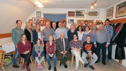 Bild: bsc
Gesundheit und ein langes Leben wünschten Familie, Freunde und Vereine Manfred Wiese (vorne, Dritter von rechts) zu seinem 70. Geburtstag. Neben Ehefrau Anita (vorne, Dritte von links) und den Töchtern Doris (vorne links) und Carmen (vorne, Zweite von rechts) mit ihren Familien überbrachte auch Bürgermeister Gottfried Härtl (stehend, Achter von rechts) zusammen mit den Gemeinderäten Glückwünsche.