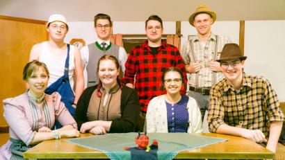 Bild: exb
Die Theatergruppe der KLJB Saltendorf spielt im April das Stück "Deifi Sparifankerl".