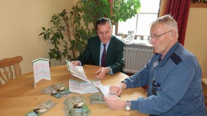 Bild: bsc
Ein abwechslungsreiches Veranstaltungsprogramm 2019 präsentieren Naturpark-Vorsitzender Eberhard Freiherr von Gemmingen-Hornberg (links) und Geschäftsführer Ernst Tippmann. Mit Artenschutz und Erhalt der Artenvielfalt werden in diesem Jahr Schwerpunkte gesetzt.