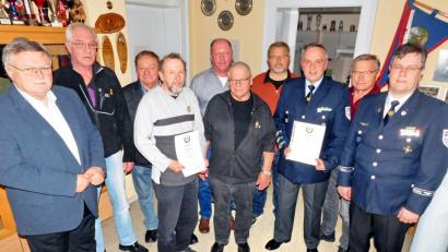 Bild: hai
Vorsitzender Marcus Köppel (rechts) und Bürgermeister Manfred Porsch (links) zeichnen Josef Kaufmann, Thomas Semba, Helmut Veigl, Klaus Stief, Stefan Koch, Markus Geier, Franz Zetlmeisl und Hubert Brendel (von rechts) für langjährige Mitgliedschaft und ihr ehrenamtliches Engagement aus.