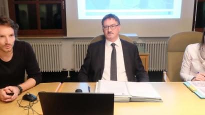 Bild: ohr
Zur Genehmigung der planten Freiflächenphotovoltaikanlage nordwestlich von Brensdorf ist ein weiterer Schritt auf den Weg gebracht worden. Landschaftsarchitekt David Neidl vom Architektenbüro Neidl + Neidl/Sulzbach – Rosenberg stellte in Zusammenarbeit mit. Bürgermeister Hans Prechtl und Geschäftsstellenleiterin der VG Schwarzenfeld, Katrin Schwarz, den Vorentwurf vor.