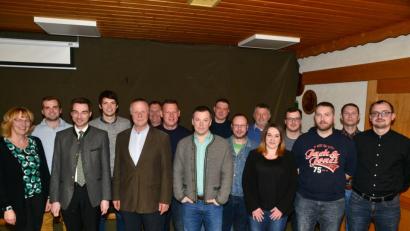 Bild: bey
FU-Vorsitzende Sigrid Ziegler und CSU-Kreisvorsitzender Stephan Oetzinger (von links) freuen sich über die Übernahme der Ehrenämter in der CSU-Luhe durch Vorsitzenden Hans Anzer, den Stellvertretern Tobias Kick, Helena Hotek, Schatzmeister Peter Müller, Schriftführer Martin Kick (vordere Reihe von links) und den Beisitzern.