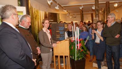 Bild: sus
Projektmanagerin Hannah Sieren (am Pult) führte thematisch in die Ausstellung "Unser Wald im Landkreis Schwandorf - damals, heute, zukünftig" im Stadtmuseum ein.