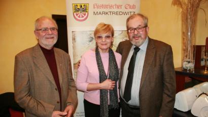 Bild: wro
Egerer Bürgern lieh Günther Juba (rechts) seine Stimme. Als Ehrengast begrüßte Friedrich Haubner (links), Vorstandsmitglied beim Historischen Club, die tschechische Historikerin Marcela Brabačová.