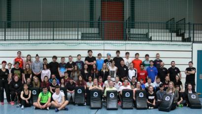Bild: exb
Die Schüler aus den Klassen 7 bis 10 gruppierten sich mit ihren Trainern nach den Übungen zum Erinnerungsbild.