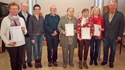 Bild: sön
Bürgermeister Markus Dollacker (rechts), Pater Hermann Sturm und Kreisfachberaterin Michaela Basler (ab Zweitem von links) gratulierten den Geehrten zu ihren Auszeichnungen.