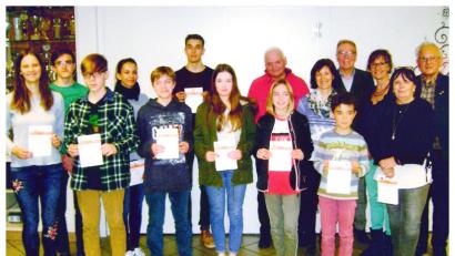 Bild: mbm
Seit 64 Jahren wirbt Martin Bäumler (hinten) bei den Bürgern der Stadt Weiden für den Erwerb des Sportabzeichens. Nun übergab er die letzten Sportabzeichen seiner langen Karriere als Prüfer. Aus gesundheitlichen Gründen gibt er diese Aufgabe ab.