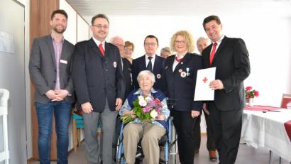 Bild: hcz
BRK-Kreisgeschäftsführer Sandro Galitzdörfer (rechts) und Bereitschaftleiterin Sieglinde Steiner überbringen, zusammen mit den Rothenstädter Kameraden Josef Bock, Erich Hammer und Franz Bauer die Urkunde des DRK zum 75-jährigen Dienstjubiläum. Links: Heimleiter Denis Parchomenko.