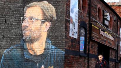 Bild: Peter Byrne/dpa
Sie verehren Jürgen Klopp überall in der Stadt. In jeder Ecke, in jedem Winkel.