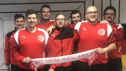 Bild: exb
Im letzten Heimspiel der Saison schafften die Kegler von Rot-Weiss Hirschau einen klaren Sieg, dazu gab es Schützenhilfe aus Kaiserslautern – somit war der Titelgewinn in der 2. Bundesliga Nord-Mitte perfekt. Auf dem Bild von links Thomas Immer, Bastian Baumer, Alexander Held, Patrick Krieger, Robert Rösch, Michael Oettl und Daniel Rösch.