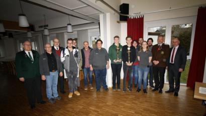 Bild: bjp
Erfreut über die Entwicklung der Nachwuchsförderung in den Schützenvereinen des Oberpfälzer Nordgaus zeigten sich Vizelandrat Albert Nickl, Bezirksschützenmeister Harald Frischholz, Gauschützenmeister Wolfgang Weiß und dritter Bürgermeister von Trabitz Albert Lober (Erster, Zweiter, Dreizehnter und Zehnter von rechts). Gaujugendleiter Sebastian Ludwig übergab die Jugendpokale an Thomas Dittrich und Maximilian Koos (Siebter bis Neunter von links). Gaujugendkassierin ist nun Regina Kick (Vierte von rechts).