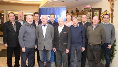 Bild: bnr
Mit dieser Führungsmannschaft geht der CSU-Ortsverband in die kommenden Wahlkämpfe. Unsere Aufnahme zeigt (vordere Reihe von links) Ortsvorsitzenden Reinhard Schwarz, Hubert Pröls, Georg Blöth, Hubert Kiener, Hans Danzl und Walter Brenner sowie (hintere Reihe von links) Hans Mörtl, Bürgermeister Martin Schwandner, Jörg Hauer, Kreisrätin Bettina Biehler, Manfred Wendl und Thomas Prüll.