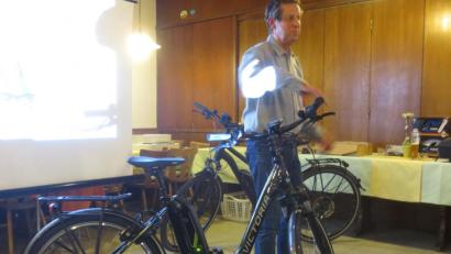Bild: Christa Suttner
Radexperte Herbert Übelacker brachte zwei E-Bikes mit und stellte den Senioren die Elektrofahrräder vor.