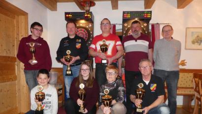 Bild: rn
Theo Tschirschnitz und Josef Schreglmann (zweite Reihe von rechts) gratulierten (knieend, von links) Maximilian Miedel, Sabine Wolf, Heike und Andreas Buchner sowie (stehend, von links) Sandro Kurtze, Oliver Neidull und Robert Beck zu deren Erfolgen im Motorsport.