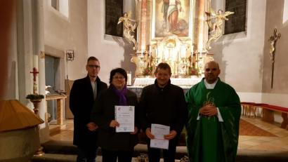 Bild: slh
Pfarrer Hans Spitzhirn (rechts) verabschiedete die drei Mitglieder der Kirchenverwaltung (von links) Hans-Jürgen Schlosser, Gabi Striegl und Gerhard Ram.