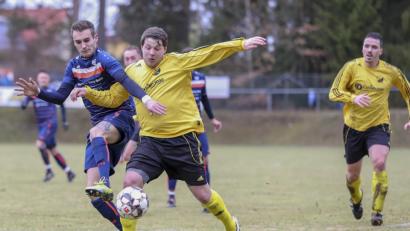 Bild: exb
Der Selber Fabian Bösel (blaues Trikot) bedrängt Fabian Büttner vom FC Tirschenreuth. Mit 4:0 besiegte der Bezirksliga-Spitzenreiter den Gast aus dem Stiftland und verteidigte damit die Tabellenführung vor dem punktgleichen BSC Saas Bayreuth.