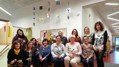 Bild: cs
Die Mitarbeiterinnen im städtischen Kindergarten freuen sich über die Geste der DGB-Frauen. Rechts im Bild Sonja Hahn, links kniend Frieda Merkel.