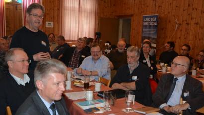Bild: jr
Hans Klupp (stehend) brachte sich in die Diskussion immer wieder ein und betonte den Standpunkt der Teich- und Fischereiwirte.