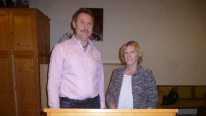 Bild: bk
"Der Garten macht glücklich und aus uns bessere Menschen", sagt Dorle Engels (rechts) im Bild mit Siedlerchef Horst Helgert.