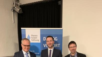 Bild: exb
Dr. André Haller (Mitte) zeigte wissenschaftliche Ergebnisse zum Europawahlkampf auf. Stadtheimatpfleger Dr. Markus Lommer (rechts) und Karl Heinz Keil von der Hanns-Seidel-Stiftung begrüßten die Zuhörer und waren von ihrer Diskussionsfreude begeistert.