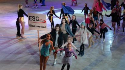 Bild: brü
Alle flitzen zur Begrüßung über das Eis.