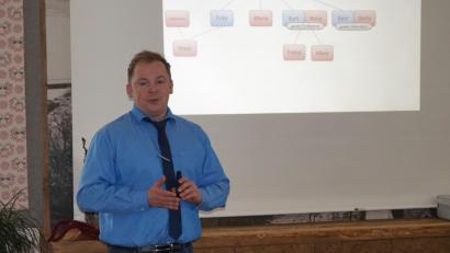 Bild: Josef Wittmann /exb
Fachkoordinator Simon Lösch bei seinen Ausführungen.