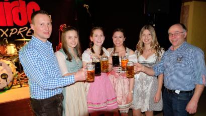 Bild: do
Bürgermeister Albert Nickl (rechts) und zweiter FC-Vorstand Andreas Wiesend (links) fühlten sich im Kreise fescher Mädels als Hähne im Korb.