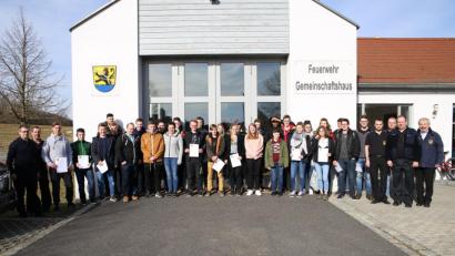 Bild: egl
Die Teilnehmer mit den Funkausbildern unter der Leitung von Marco Götz (Zweiter von rechts) und den Feuerwehrführungskräften KBR Fredi Weiß (rechts) und KBI Christof Strobl (Dritter von rechts).