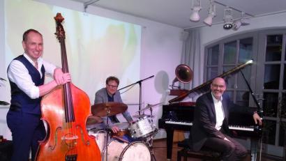 Bild: Wolfgang Houschka
Drei, die ihren Job perfekt beherrschen: Bassist Matthias Küster, Schlagzeuger Dirk Engelmeyer und Pianist Frank Muschalle (von links). Bei ihrem Konzert in der Kulturscheune Elbart ernten sie stehende Ovationen und spielen deswegen geschlagene drei Stunden lang.