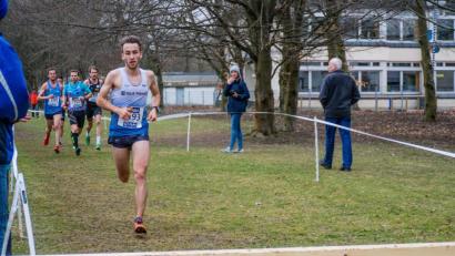 Bild: zeu
Maximilian Zeus (vorne) absolvierte bei der deutschen Crosslauf-Meisterschaft ein beherztes Rennen. Mit dem 13. Platz sicherte er die Mannschafts-Goldmedaille für die LG Telis Finanz Regensburg ab.