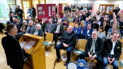 Bild: Hirsch
Zahlreiche Besucher kamen am Samstag zur Saison- und Ausstellungseröffnung ins Freilandmuseum Neusadth-Perschen. Am Rednerpult steht Ministerialrat Friedrich Nebl.