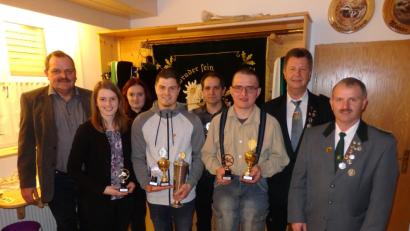 Bild: exb
Von links Zweiter Bürgermeister Michael Schedl, Cornelia Schedl, Lena Schedl, Matthias Schedl, Thomas Schedl, Alois Seitz, Erster Gauschützenmeister Manfred Zölch, Erster Schützenmeister Josef Schedl.