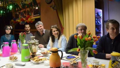 Bild: Kunz
Interessante Gespräche führen (von links) Svitlana Ioffe, Paul Zitzmann, Herbert Schmid, Sema Tasali-Stoll, Veit Wagner und Waldemar Hack.