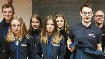 Bild: exb
Über eine neue „Ausgehuniform“ freuen sich die Mitglieder der Jugendfeuerwehr der Kreisstadt. Die Anschaffung war auch dank der Unterstützung von Firmen möglich. Im Bild (von links) Jugendsprecher Paul Kasseckert, Sophie Keller, Julia Bäuml, stellvertretende Jugendsprecherin Nina Häring, Agnes Neuner, Jugendwart Sebastian Wiedemann und Kommandant Matthias Haulena.