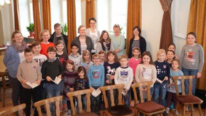 Bild: fvo
Voller Tatendrang bereiteten die Kinder den Gottesdienst in der Pfarrkirche vor, den Gabi Ertl und Doris Völkl organisierten. Die jungen Christen sprachen Fürbitten sowie die Kyrierufe und Sophia Kleber sprach die Lesung. Beim Predigtspiel meinten die Teilnehmer, dass sich Jesus Menschen wünscht, die Frieden Frieden bringen.