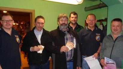 Bild: fjo
Die Sieger Martin Forster (Mitte), Christian Kick (rechts) und Peter Hofmeister (Zweiter von links) ehren die Vorsitzenden Wolfgang Müllner und Martin Binder (Zweiter und Dritter von rechts) mit Kassier Thomas Grötsch (links).