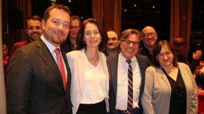 Bild: jrh
Jeder darf mal aufs Bild mit Katarina Barley (Zweite von links): SPD-Generalsekretär Uli Grötsch (von links), Eslarns Bürgermeister Reiner Gäbl und Schwandorfs Bundestagsabgeordnete Marianne Schieder.