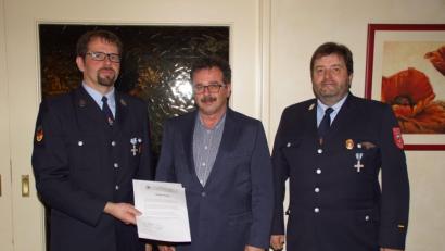 Bild: mmj
Auch schriftlich bestätigte Bürgermeister Manfred Dirscherl dem Vorsitzenden Alfred Ferstl (links) und Kommandant Günther Bock den Dank für das Engagement der Feuerwehr-Mitglieder beim Bau des Betriebsgebäudes des Bauhofs.