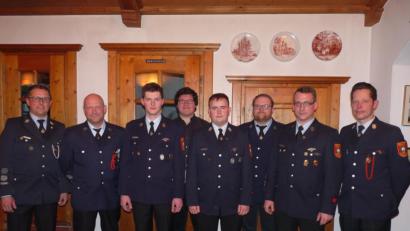 Bild: flm
Bei der Jahresmitgliederversammlung beförderte Kommandant Tobias Tippmann (links) Martin Hoschek, Georg Mayer, Jakob Meyer, Dominik Zottmeier, Sebastian Koch und Benjamin Müller (von links). Stellvertretender Kommandant Christian Burger gratulierte ebenfalls.