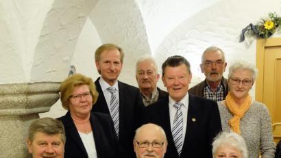 Bild: wlr
Vorstandsmitglieder und die Spitze des ADAC aus Weiden gratulieren den Geehrten und freuen sich, dass Gerhard Haubner (vorne, Mitte) als Chef des AMC weitermacht.