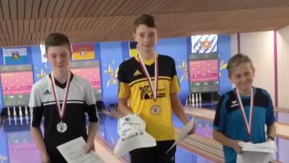 Bild: ak
Als erste Kulmainer Jugendlicher holt Andreas Kastner (Mitte) den Bezirkstitel.