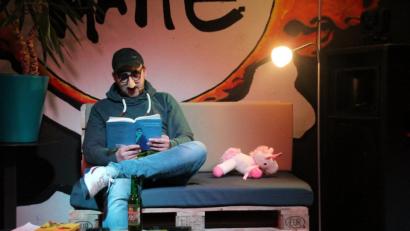 Bild: kmo
Willy Nachdenklich liest in der Hängematte in Sulzbach-Rosenberg aus seinem neuen Buch vor.