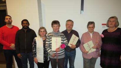 Bild: adj
Urkunden und Nadeln überreicht Elisabeth Bauer an Anni Bock, August Schedl und Berta Herdegen (von rechts). Manuel Gössl, Kaplan Thomas Kutty Samuel und Reinhilde Leipold (von links) gratulieren.