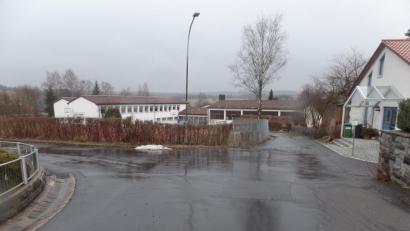 Bild: br
Für den kompletten Vollausbau der Ringstraße (im Bildvordergrund) belaufen sich die Gesamtkosten auf rund 790 000 Euro. Im diesjährigen Vermögenshaushalt werden nach Abzug der bereits bereitgestellten Haushaltsmittel in Höhe von 290 000 Euro weitere 500 000 Euro bereitgestellt.
