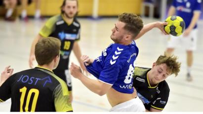 Bild: Ziegler
Der ballführende Auerbacher Rückraumspieler Thomas Wilke (Mitte) wird beim Torwurf am Gästekreis von den Laufern Jens Scheuerer (rechts) und Tim Hager (links) in die Zange genommen.