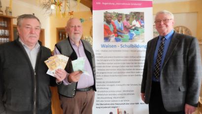 Bild: ohr
Im Schützenheim gab der stellvertretende Vorsitzende des Ausschusses „Internationale Solidarität“ im Diözesanverband Regensburg, Hans Weinzierl (Mitte), ein Resümee zur Aktion „Uganda“. Im Anschluss übergaben KAB-Kreisvorsitzender Franz Pointl (links) und der Leiter der KAB-Senioren-Aktiv, Fridolin Gans, jeweils eine Spende von 300 Euro.