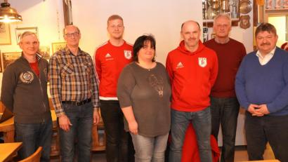 Bild: fvo
Hubert Pühler (Dritter von rechts) ist der neue Vorsitzende des FSV-Förderkreises. Sein neuer Stellvertreter ist Christian Gallitzendörfer (Dritter von links). Weiter im Bild der ehemalige Vorsitzende Michael Wittmann (Zweiter von rechts), Kassenführerin Christine Stark (Mitte), Schriftführer Johann Gollwitzer (Zweiter von links) und Christian Steiner (links) sowie dritter Bürgermeister Hans-Peter Reil (rechts).