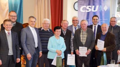 Bild: bkr
CSU-Ortsvorsitzender Lothar Porst, Europa-Kandidat Christian Doleschal (hinten von rechts), Kreisvorsitzender Tobias Reiß, stellvertretender Bezirkschef Andreas Meier und stellvertretender Landrat Roland Grillmeier ehren Hermann Melzner, Hermine Heinl, Martin Bauer, Josef Hecht, Alois Schönfelder und Heinrich Thurn (von links) für jahrzehntelange Treue.